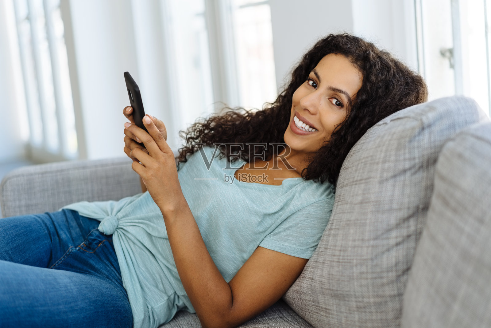 年轻漂亮的非洲女人在家里放松照片摄影图片