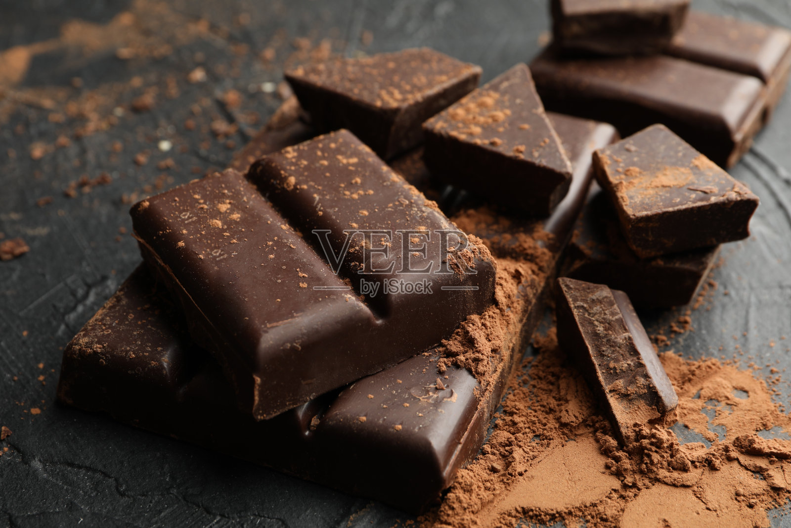 美味的巧克力和粉末在黑色的背景照片摄影图片