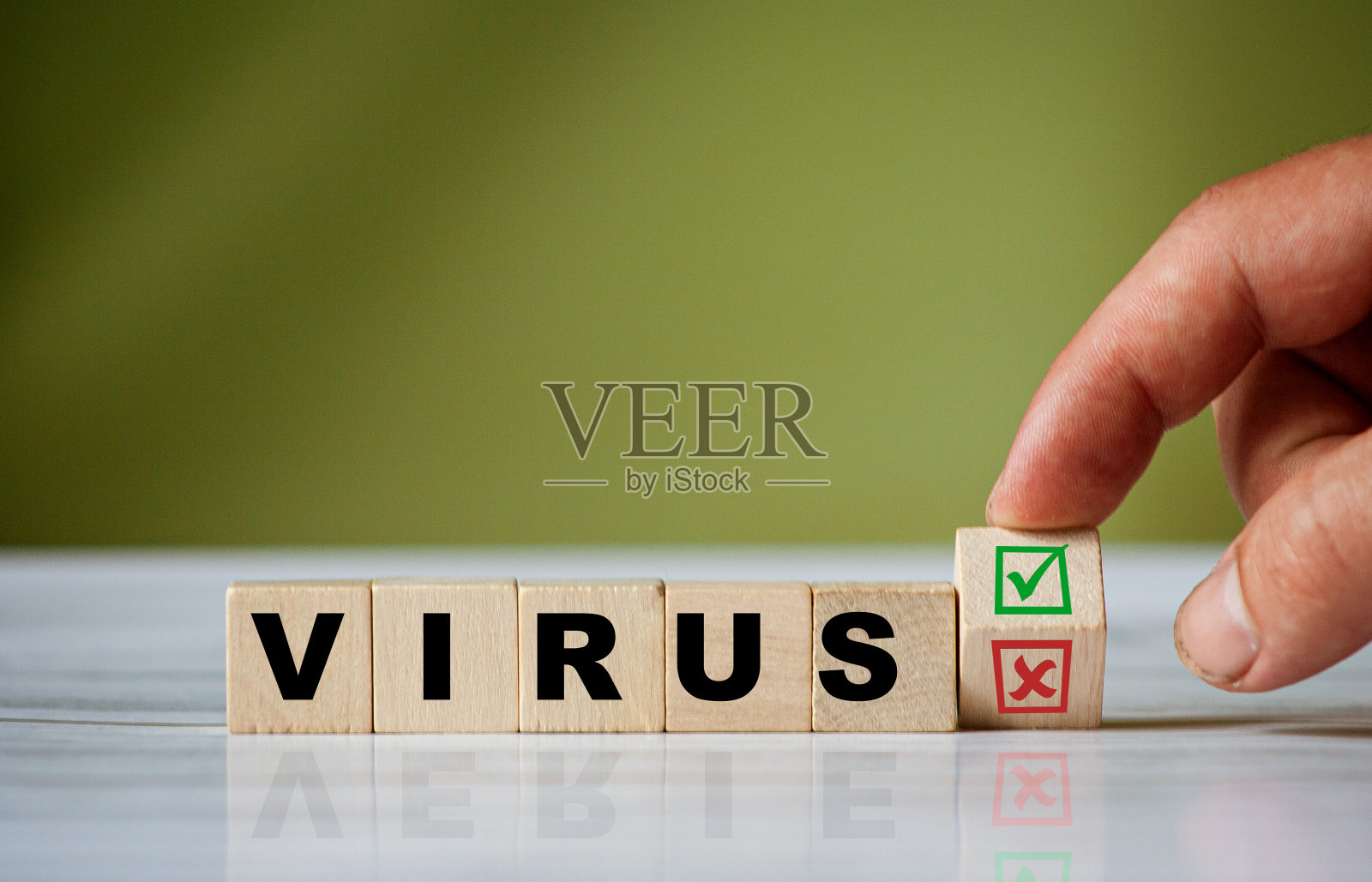 手转动木方,将“病毒”一词改为绿色的“阳性”复选框和红色的“拒绝”X复选框。照片摄影图片