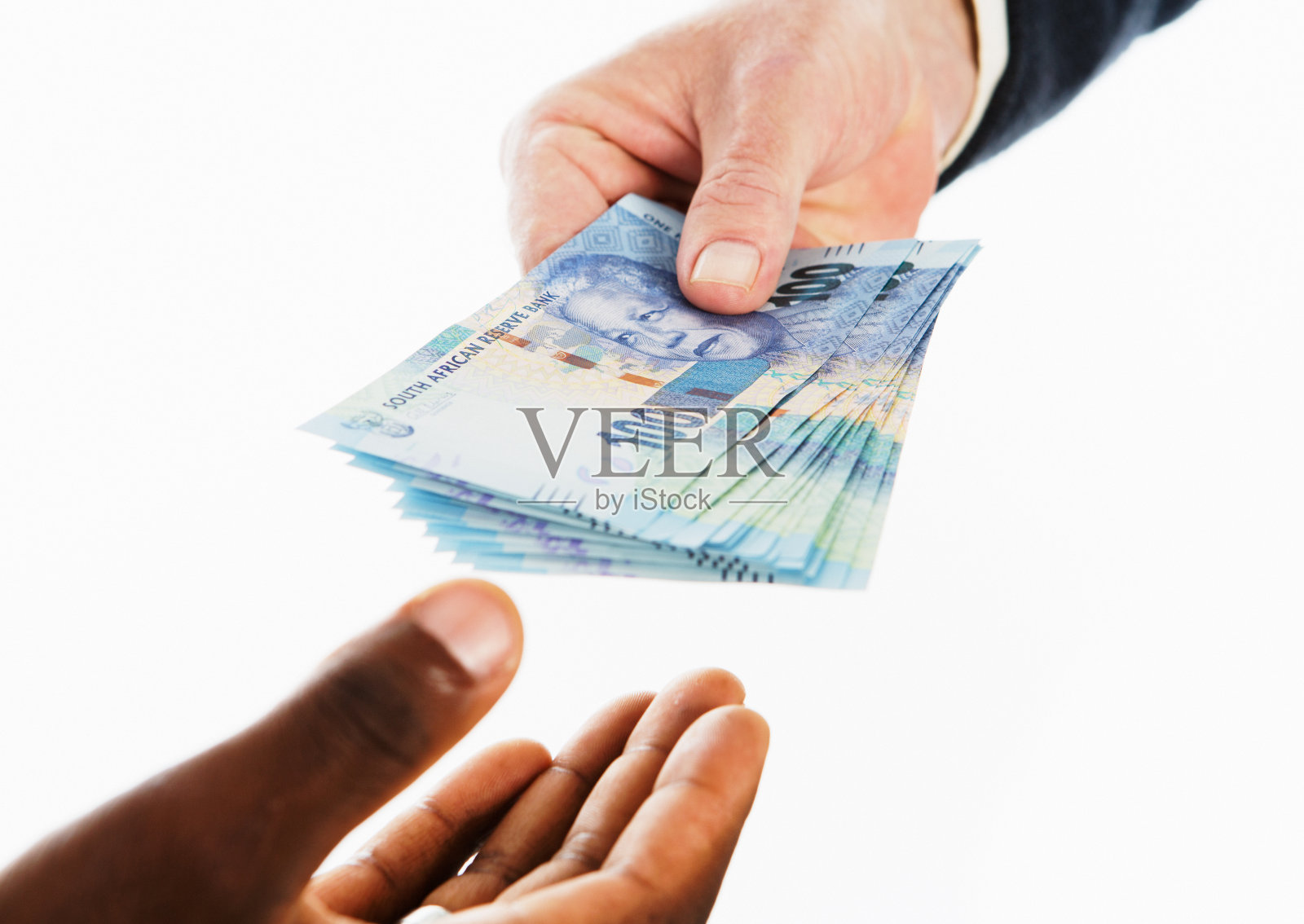 在付款时把钱交给另一个人照片摄影图片