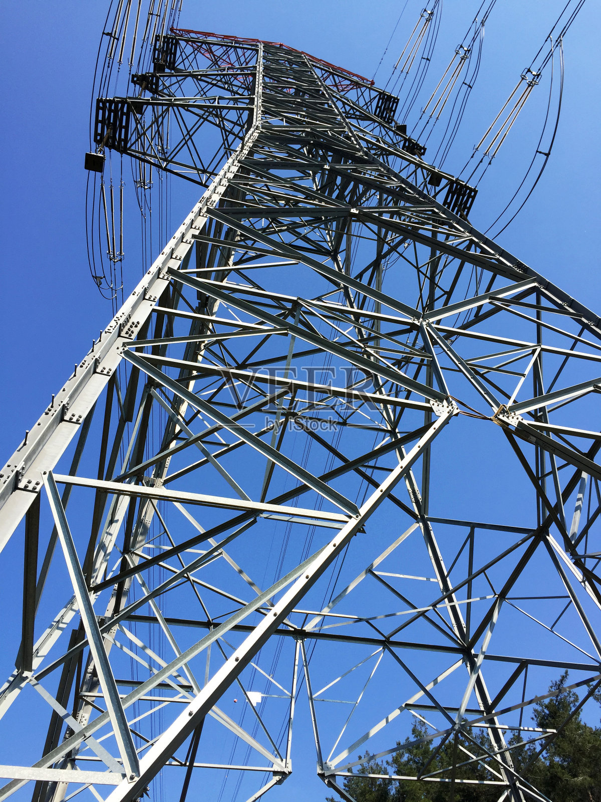 低角度查看高压塔,电力塔照片摄影图片