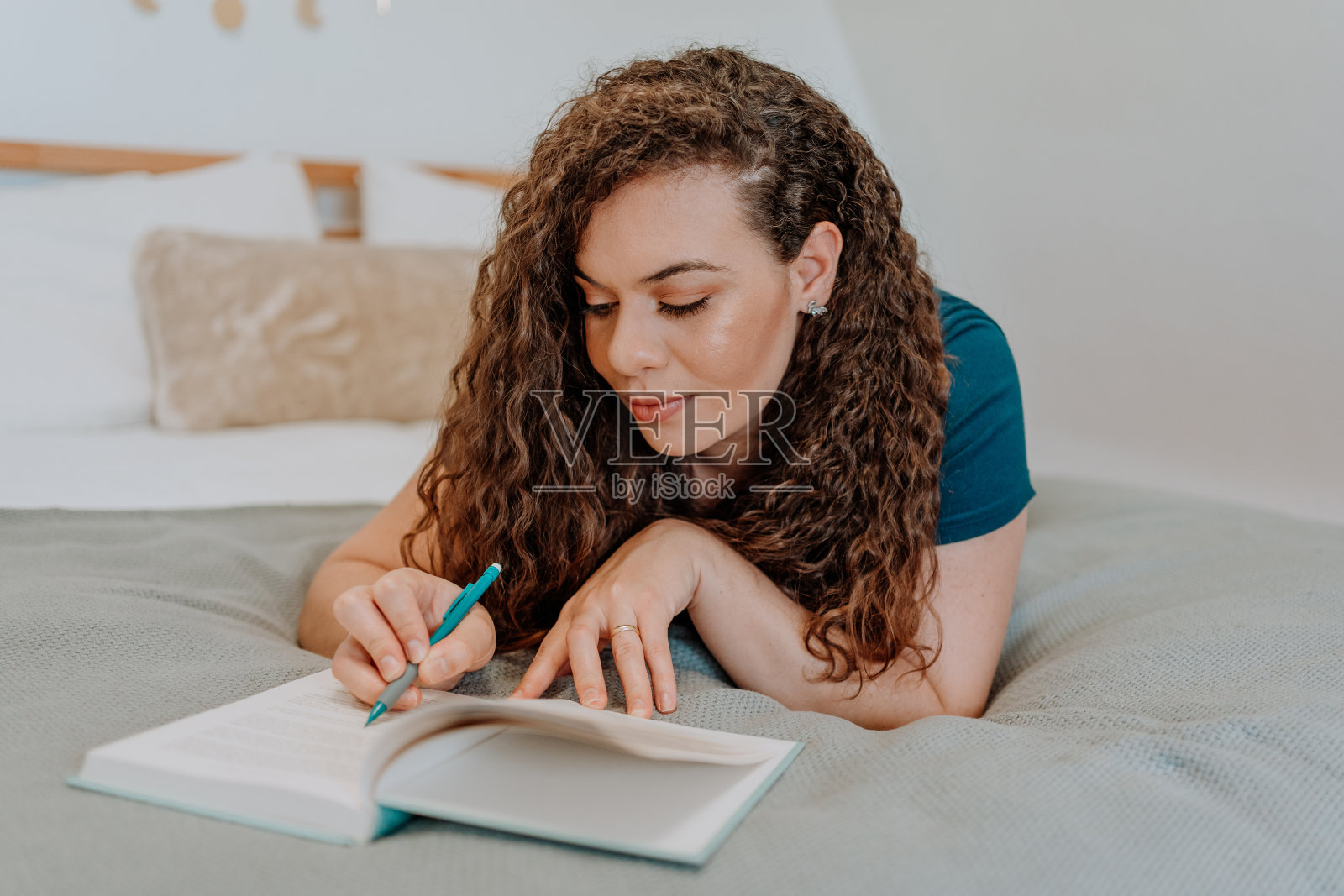 混血拉丁女人在看书照片摄影图片