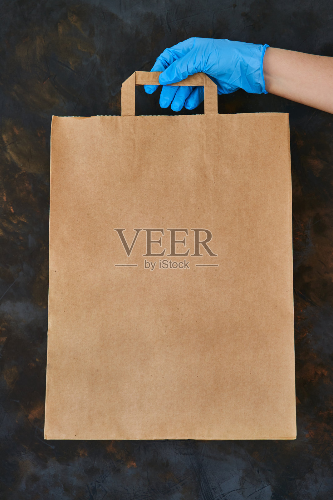 食物捐赠箱。Covid - 19疫情期间,一名妇女用纸袋运送食物照片摄影图片