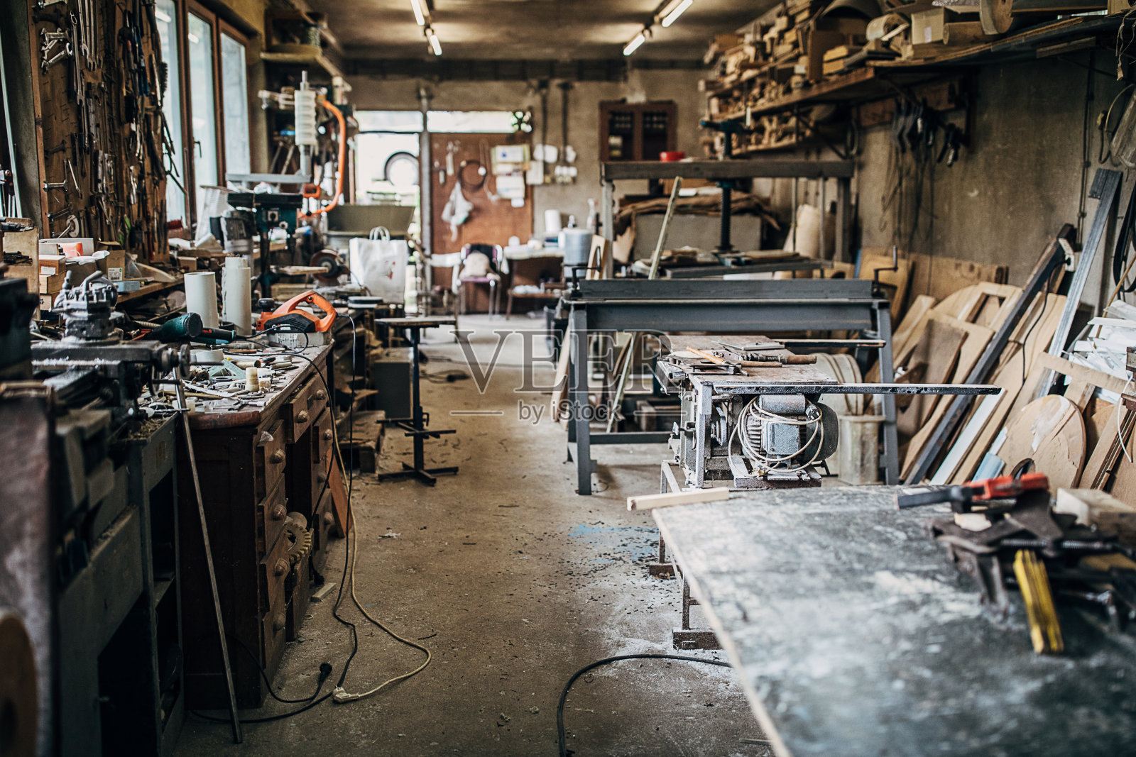 在一个空荡荡的车间里照片摄影图片