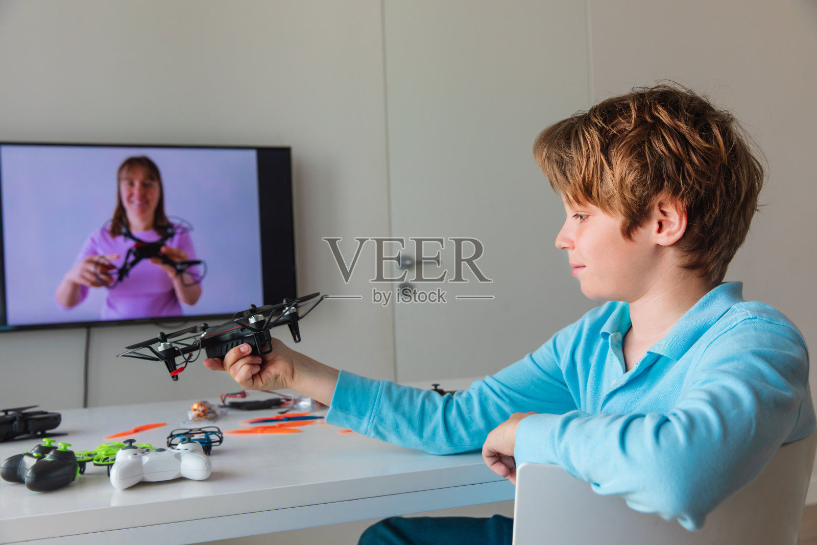 儿童编程无人机,男孩在线学习,远程学习照片摄影图片