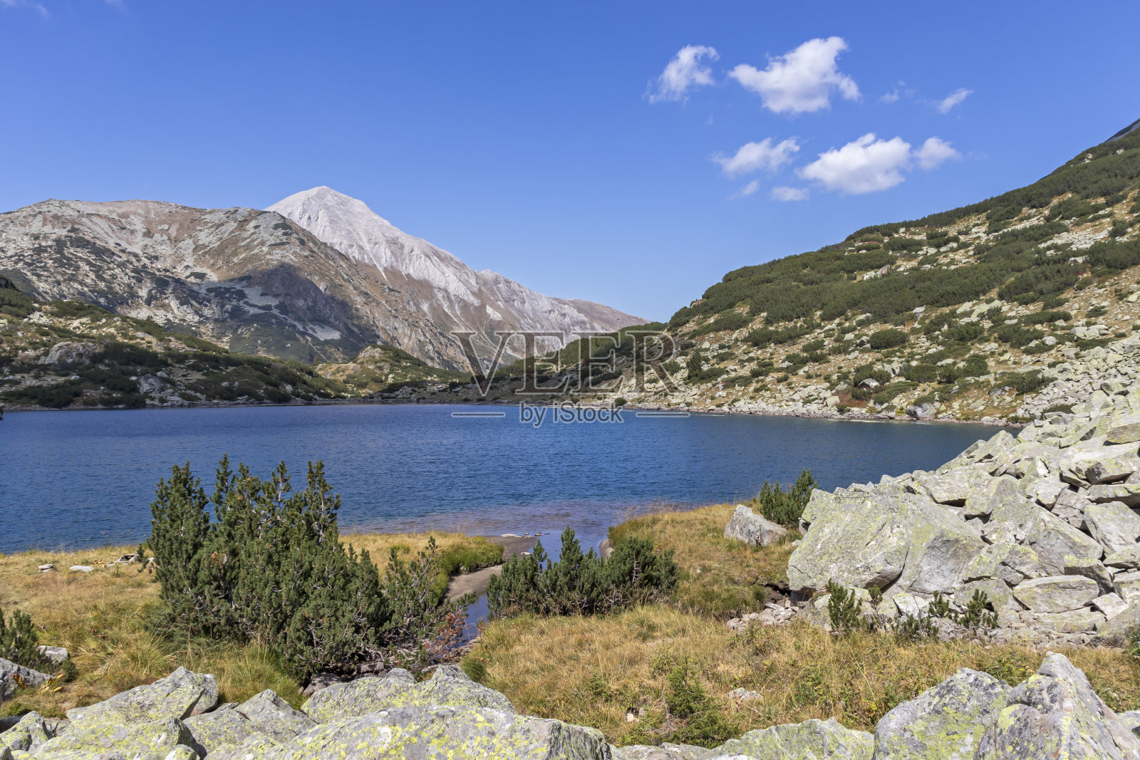 保加利亚皮林山班德里察鱼湖全景图照片摄影图片