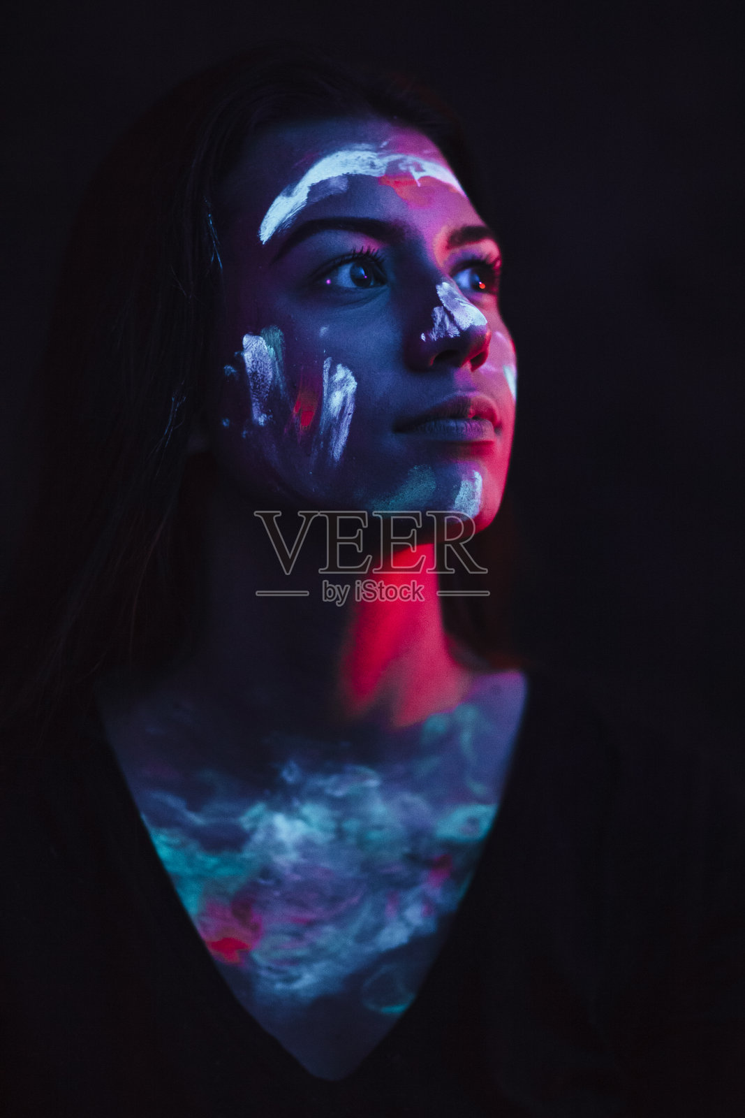 用荧光化妆在紫外线下绘制的肖像照片摄影图片