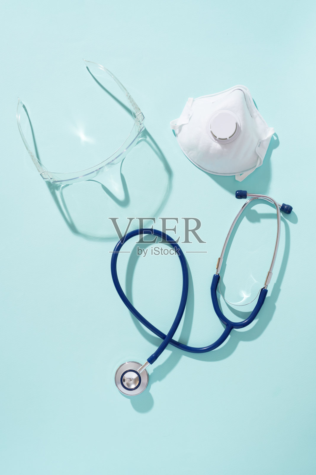 语音内窥镜,呼吸器和防护眼镜在蓝色背景。照片摄影图片