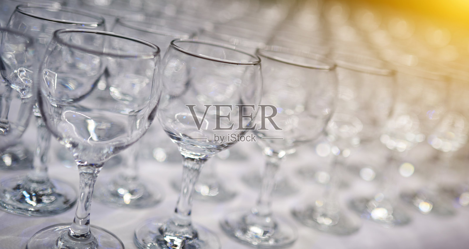 桌上放着空酒杯和鸡尾酒照片摄影图片