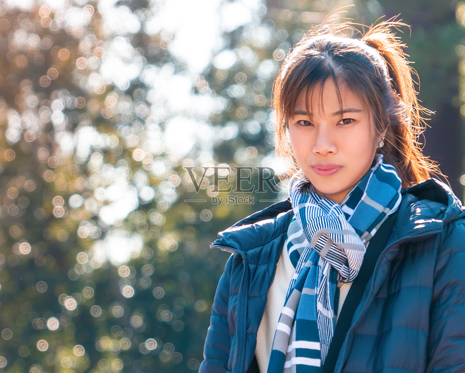美丽的女人是肖像在冬季服装与日本寺庙神社的背景仙台旅游。照片摄影图片