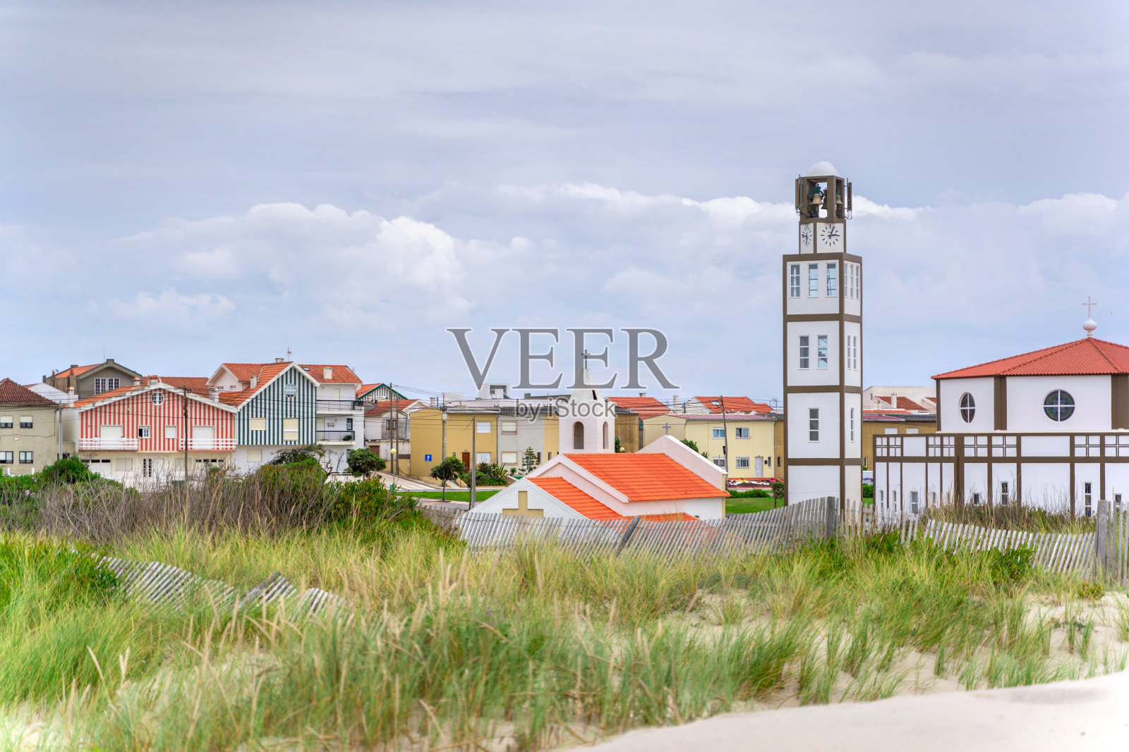 位于葡萄牙阿威罗沙丘中的科斯塔诺瓦现代教堂建筑照片摄影图片