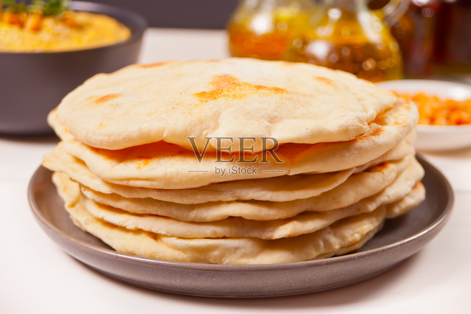 盘中自制美味皮塔饼照片摄影图片