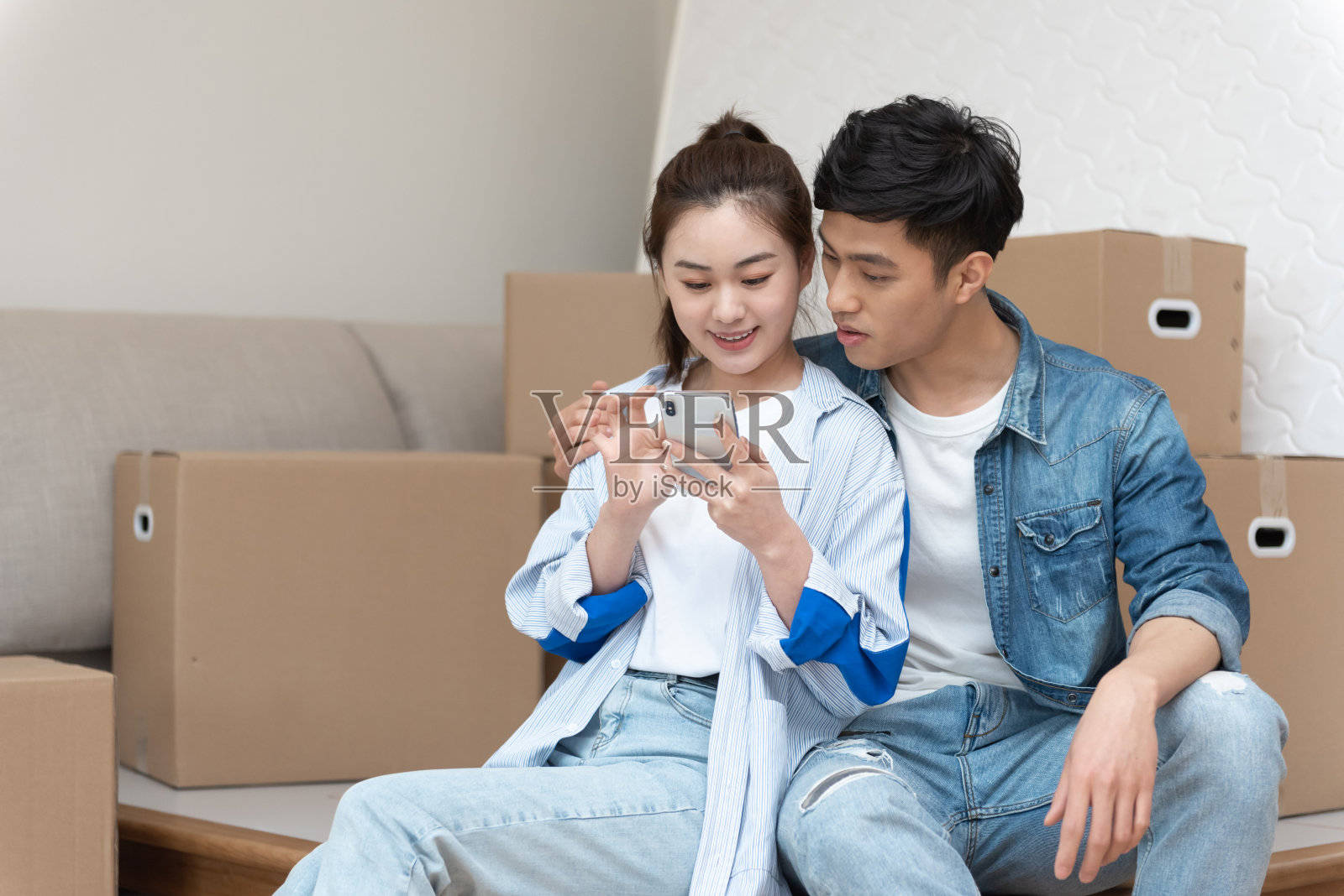 一对年轻的亚洲夫妇正搬到新家照片摄影图片