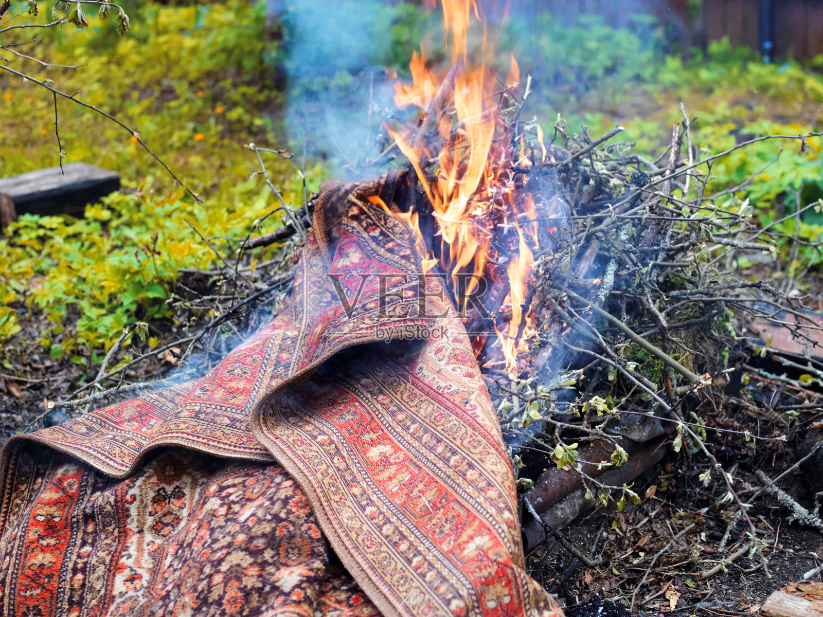 烧旧羊毛地毯照片摄影图片