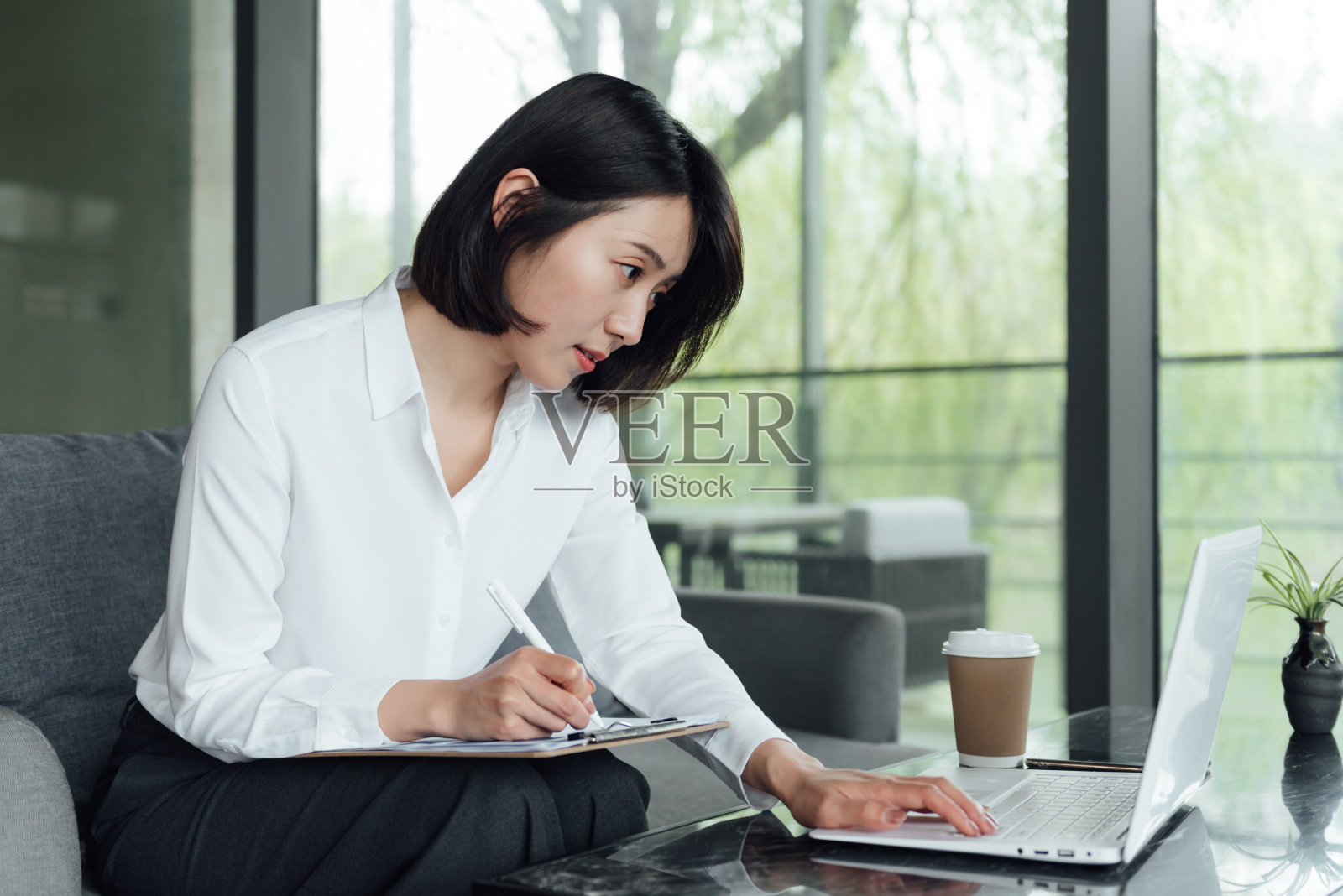 一位留着短发的亚洲女商人正在工作照片摄影图片