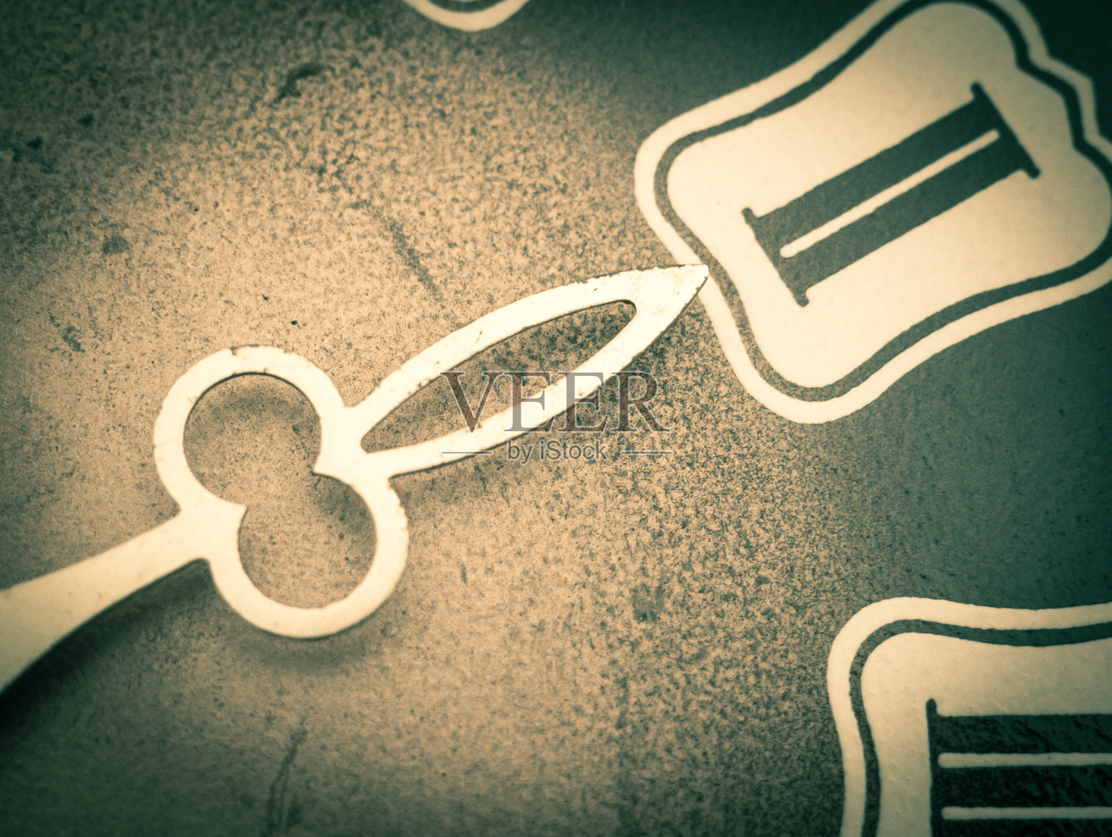 带有钟摆的老式挂钟。近距离观看前苏联(苏联)制造的古董挂钟。古老的时钟指向时间。照片摄影图片