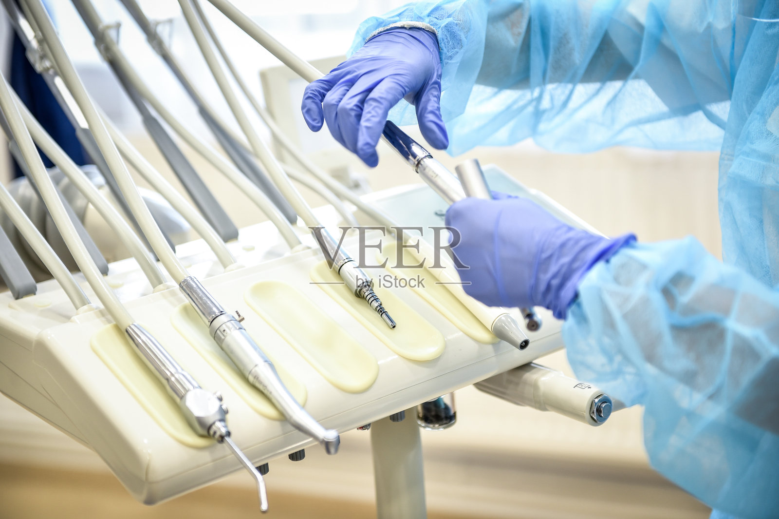 牙科医生在冠状病毒大流行期间消毒牙科诊所内的医疗设备照片摄影图片