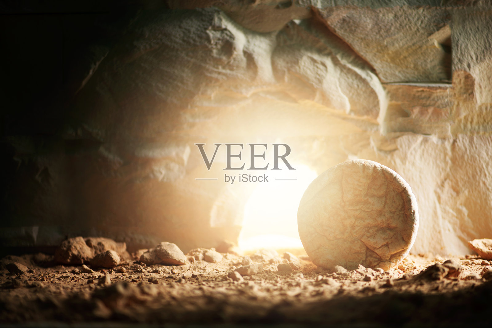 有光线的耶稣基督的空墓。基督教复活节概念照片摄影图片