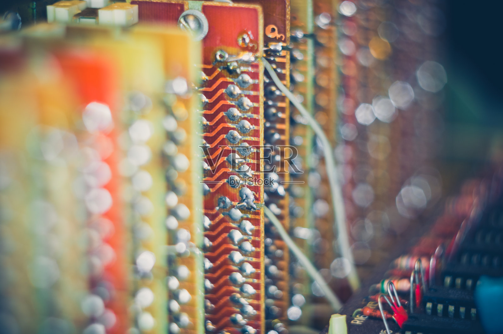 老式电子电路板与无线电部件和芯片,特写,微距照片照片摄影图片