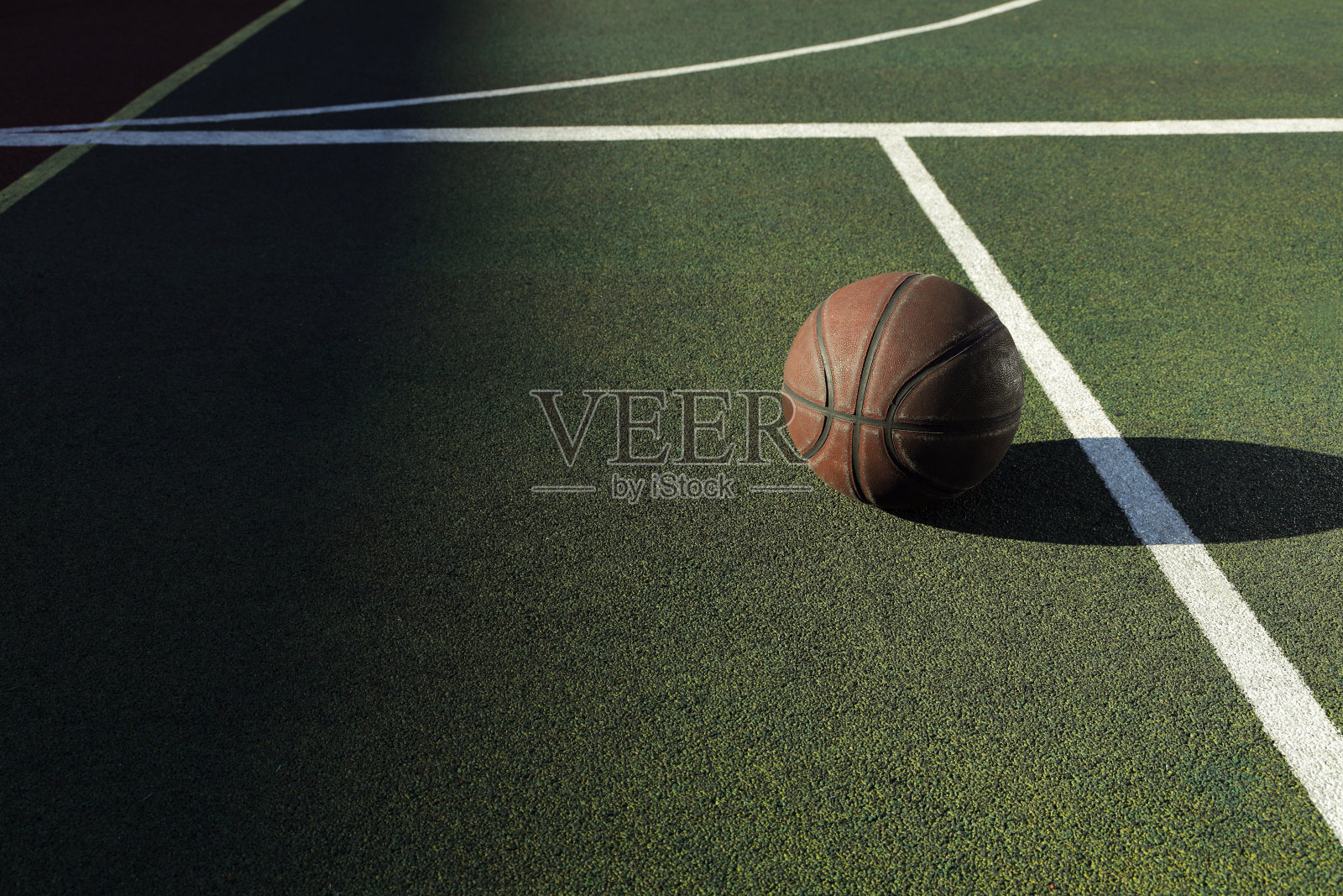 在操场上打篮球照片摄影图片