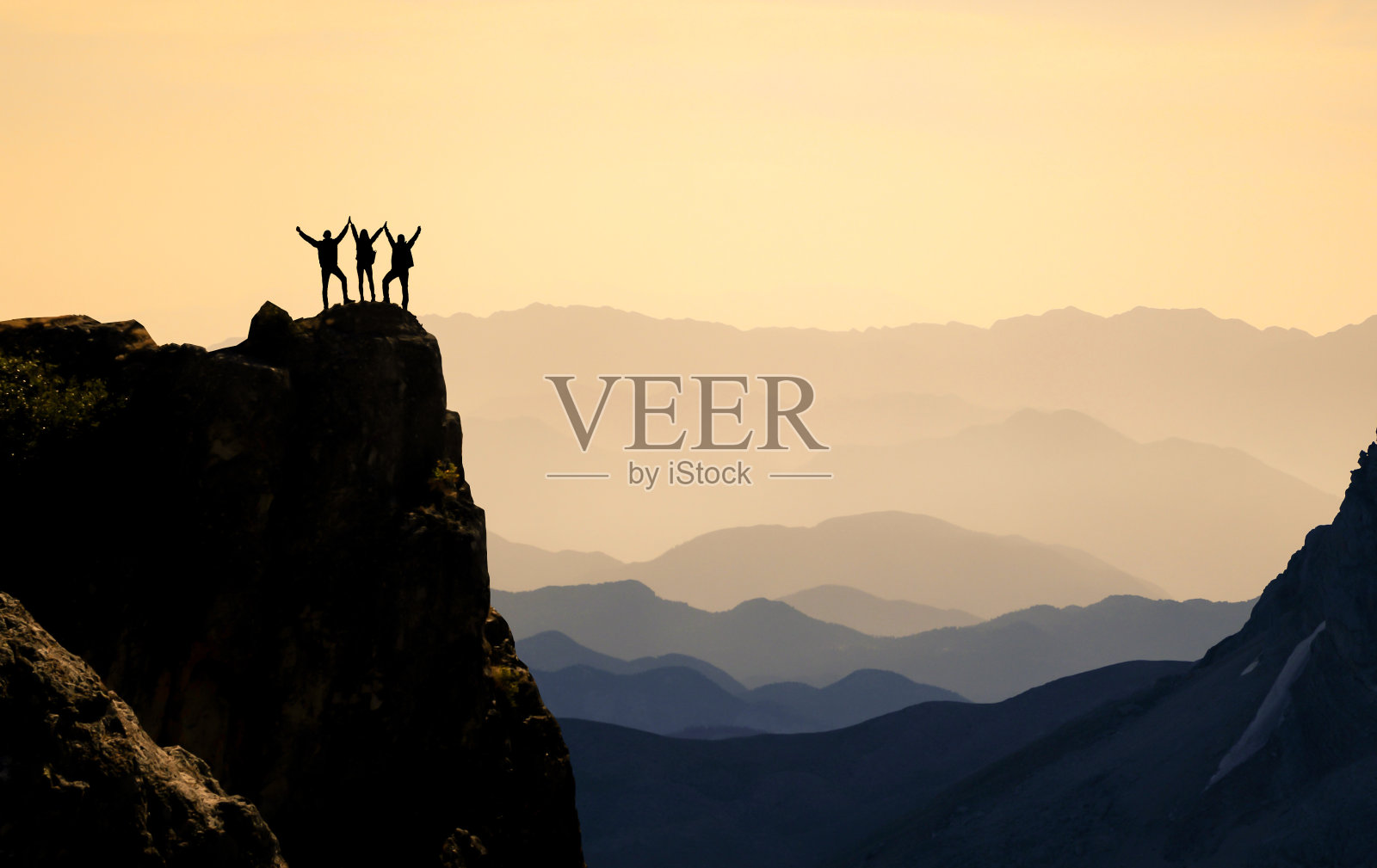 团队合作从建立信任开始。而要做到这一点,唯一的方法就是克服我们对刀枪不入的需求照片摄影图片