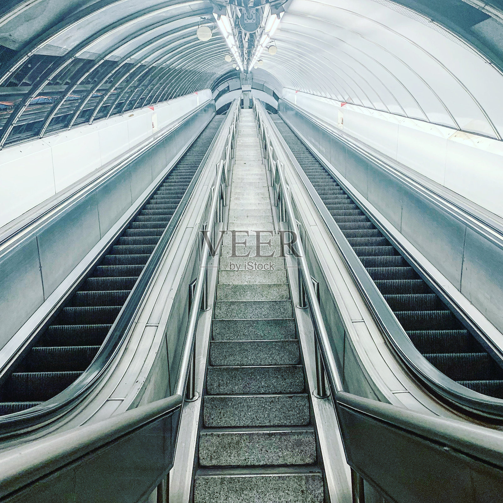 伦敦空空如也的地铁照片摄影图片