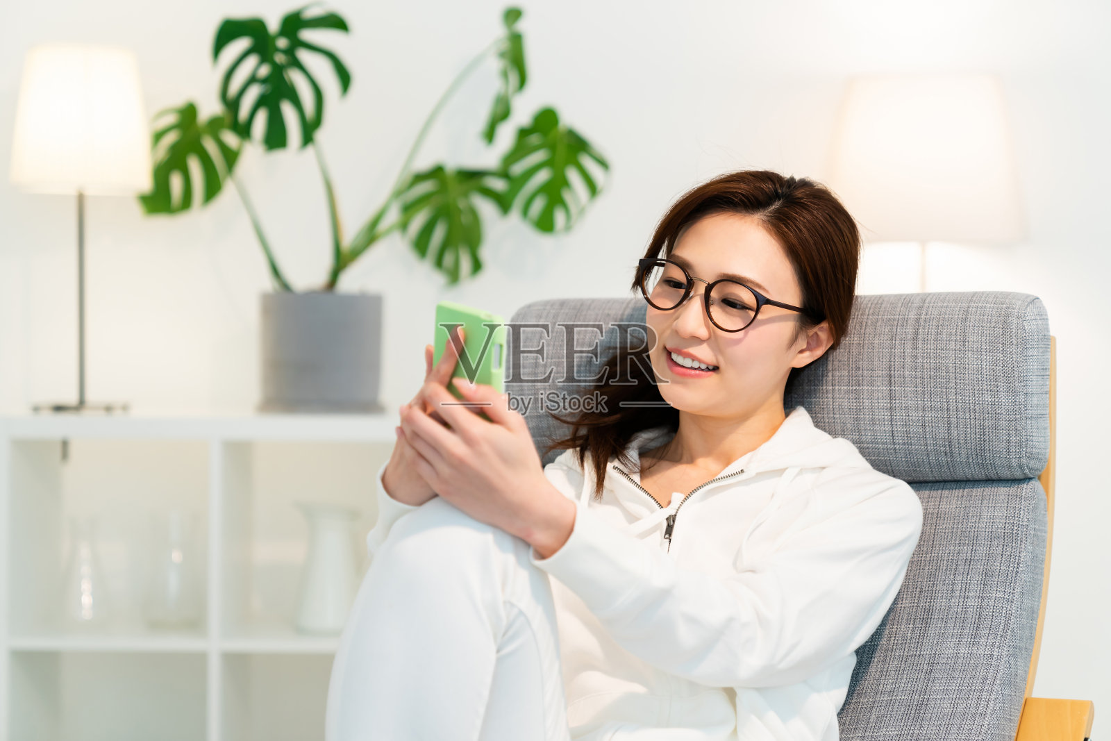 亚洲女性看到智能手机照片摄影图片