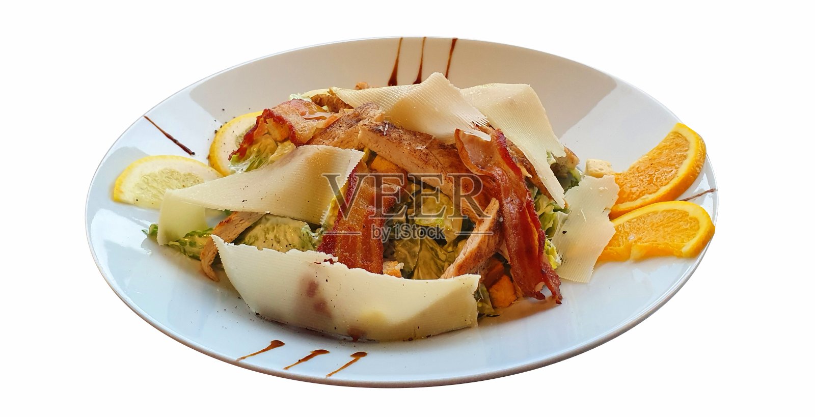 经典凯撒沙拉配鸡肉,培根,奶酪,面包丁。照片摄影图片