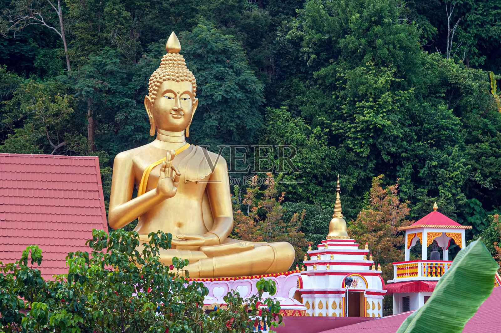 普吉岛考朗寺佛像。照片摄影图片