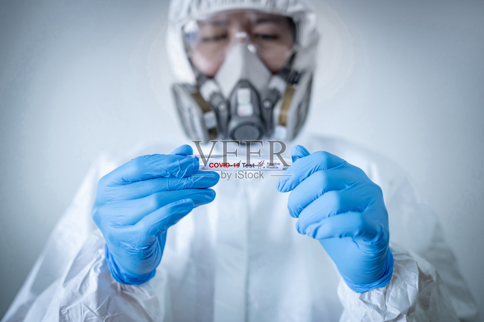 手持COVID-19试管的医学科学家照片摄影图片