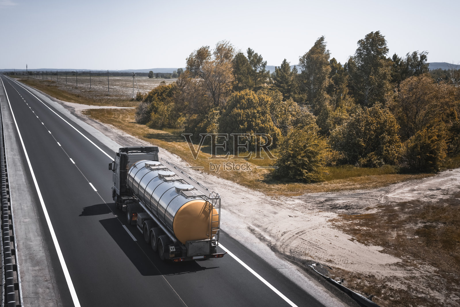 油罐车在路上行驶照片摄影图片
