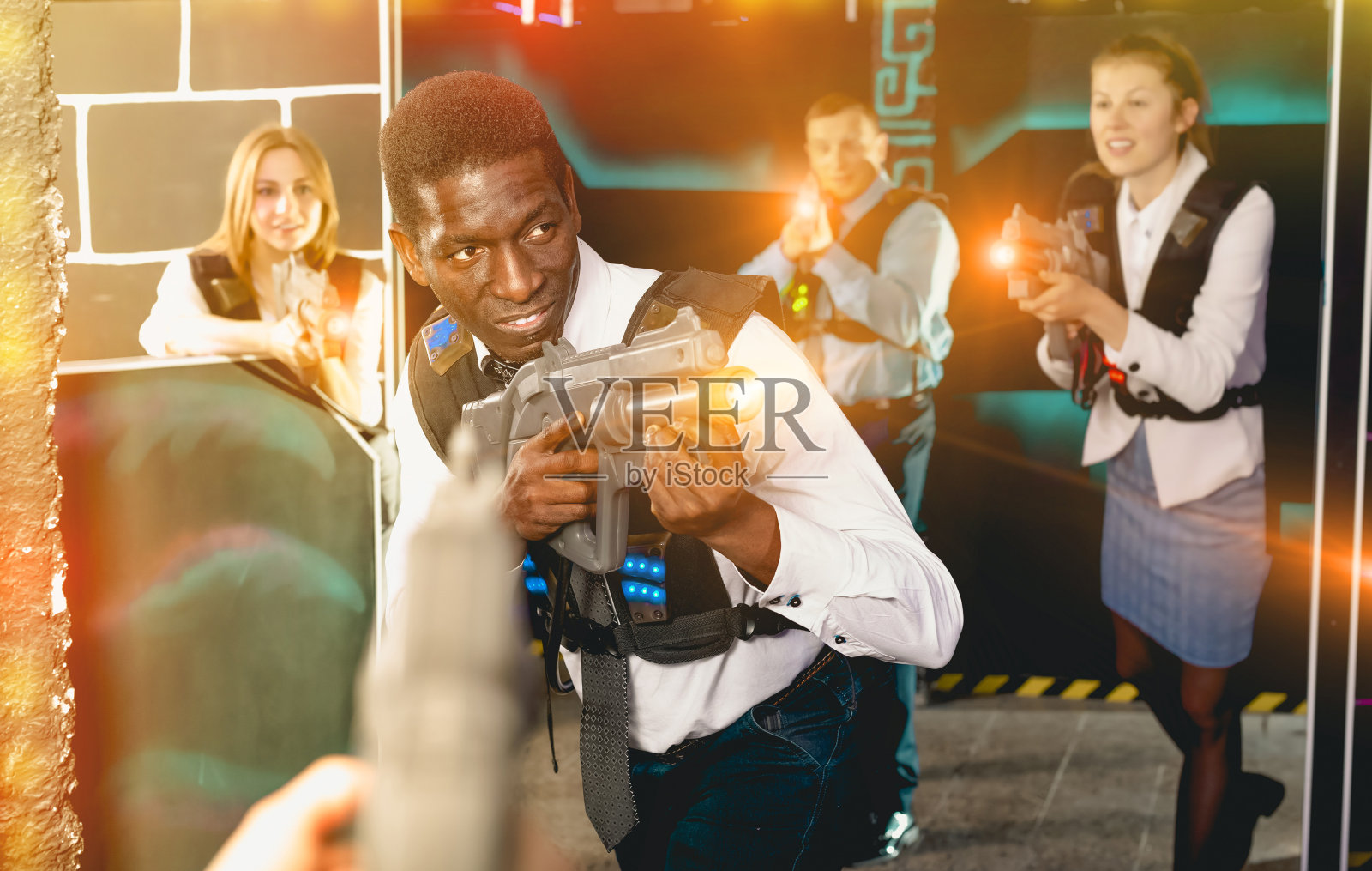 非裔美国人拿着激光枪玩激光枪战照片摄影图片