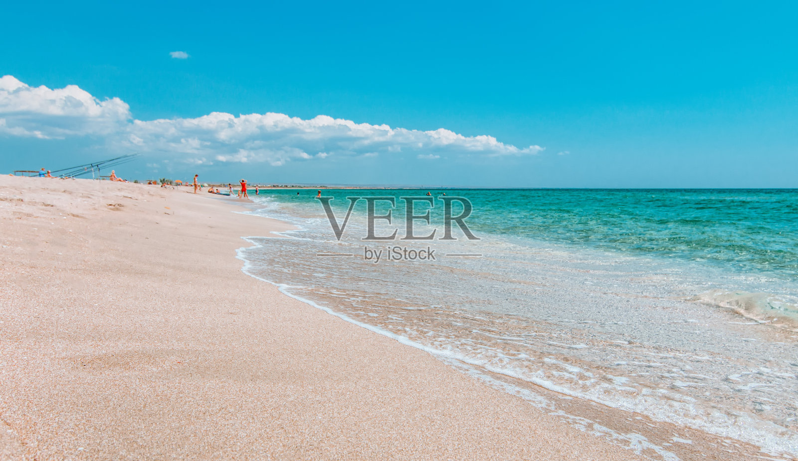 荒芜的海滩,白色的沙滩和清澈湛蓝的大海。模糊的背景为您的文本。旅游理念,夏季度假的理想去处,海边的一个安全的地方。本空间照片摄影图片