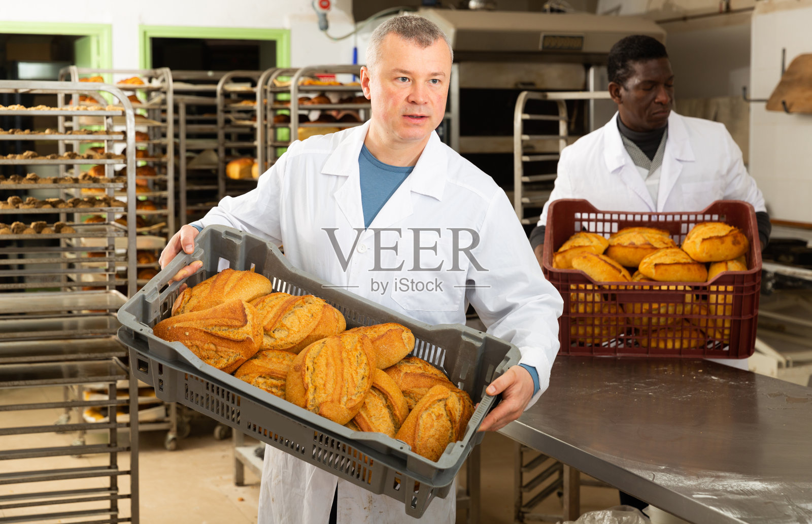 两个面包师在烘焙面包照片摄影图片