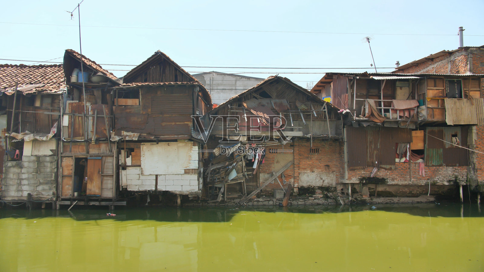 雅加达河边的贫民窟。印尼照片摄影图片