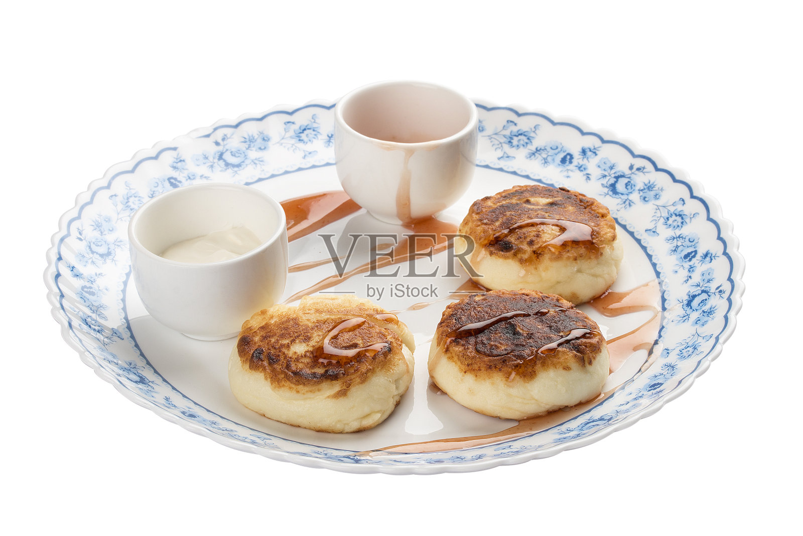 白盘子里的凝乳煎饼配酸奶油和果酱。传统的乌克兰和俄罗斯甜点。照片摄影图片