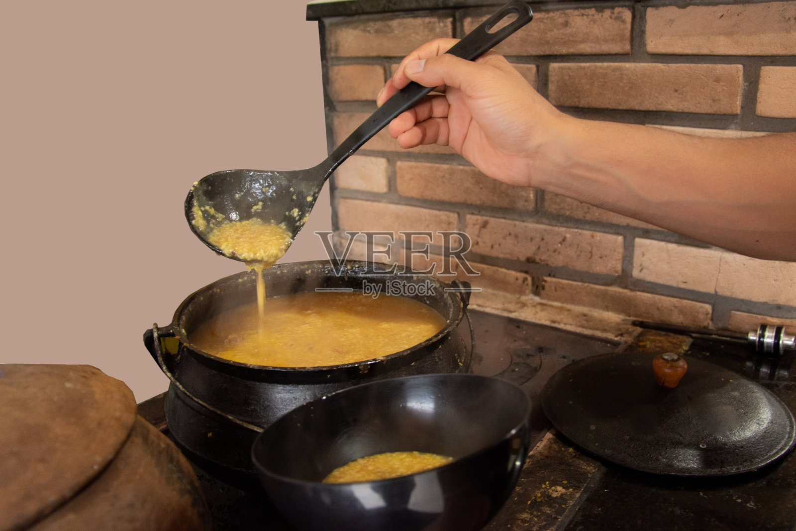 为黄色的肉汤照片摄影图片