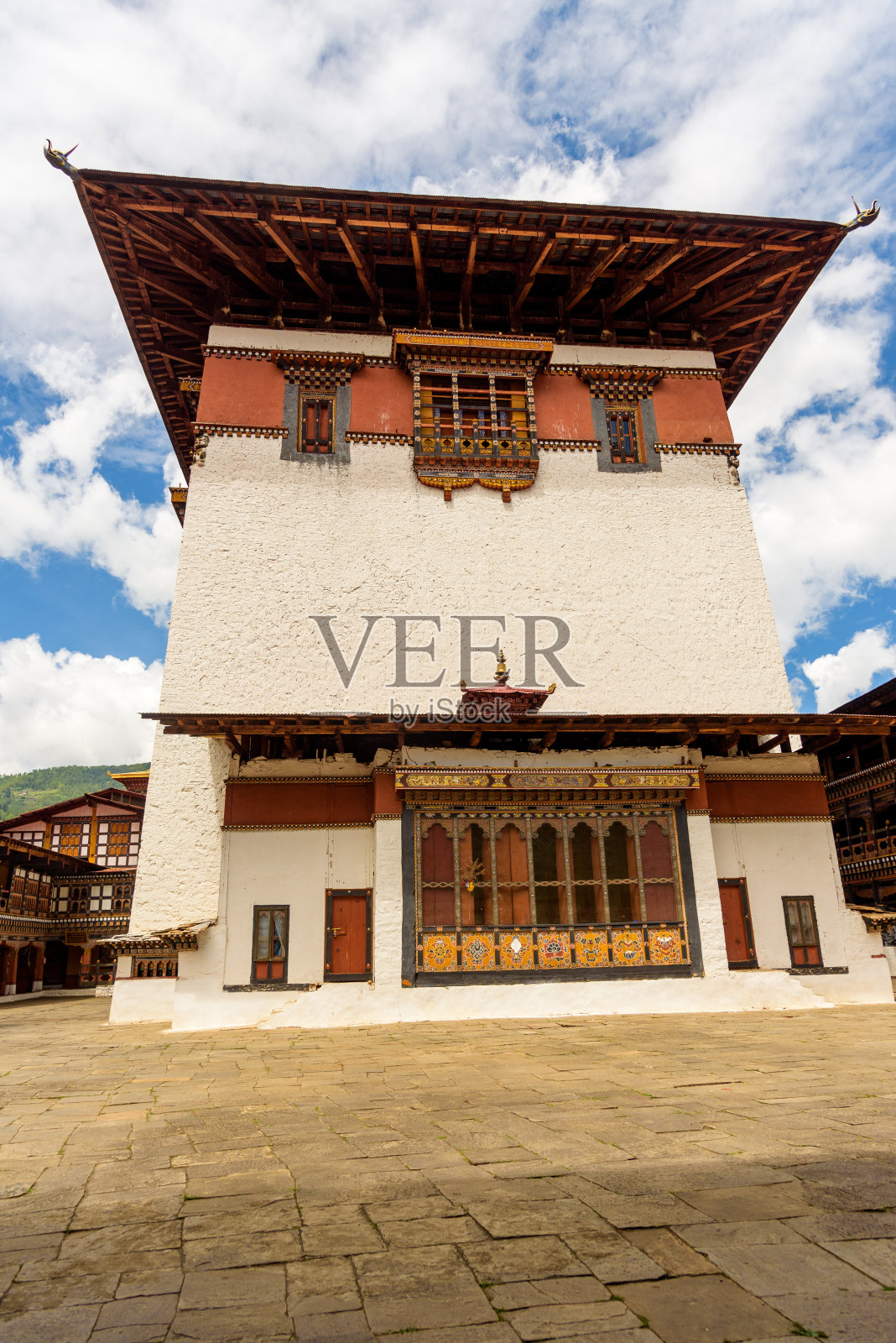 从下面俯瞰Paro Dzong,中世纪城堡和佛教寺庙,不丹照片摄影图片