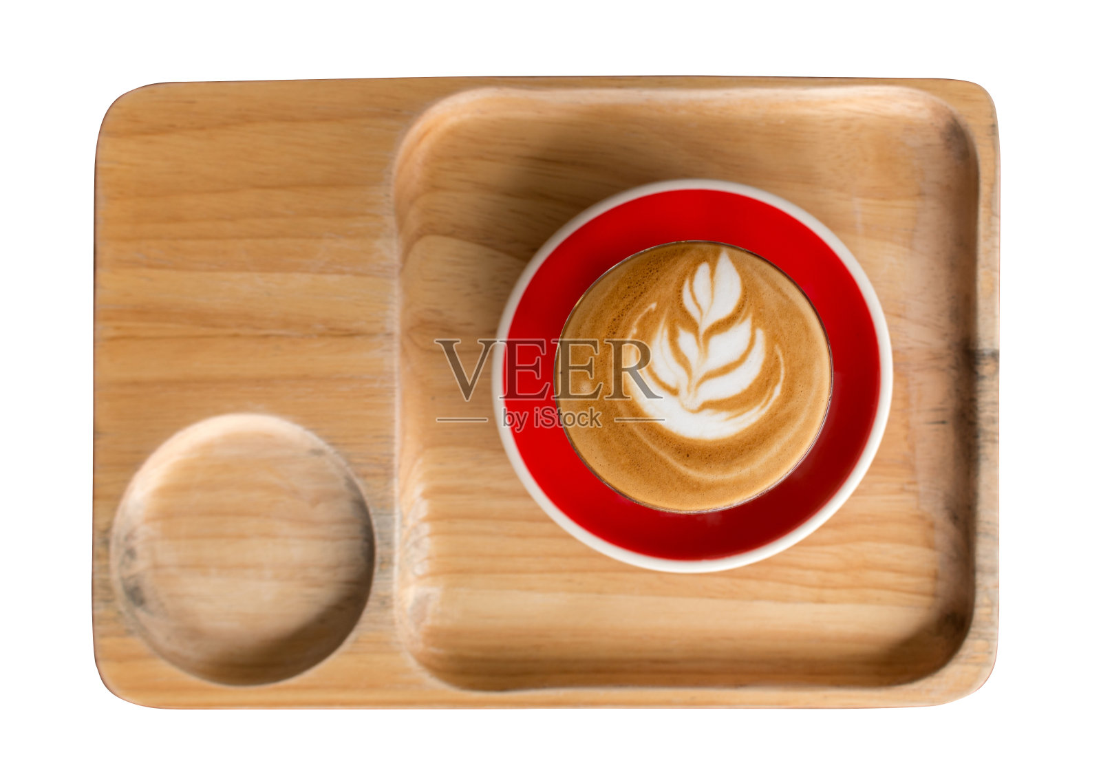 短笛拉花艺术在小玻璃与红色陶瓷盘顶部美丽的鲜花艺术牛奶。照片摄影图片