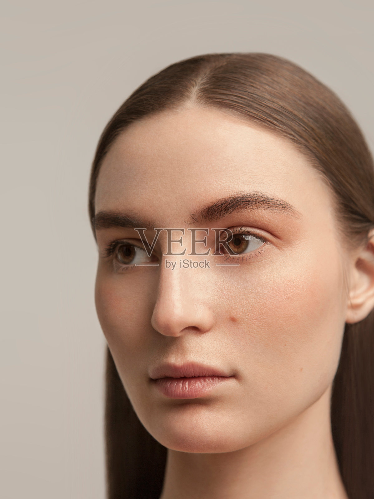 女人拥有理想的脸部结构伊利利完美的整形手术和自然美概念特写肖像在灰色的背景照片摄影图片