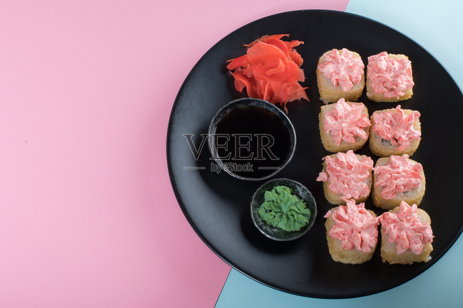 俯视图上的盘子与粉红色奶油卷照片摄影图片