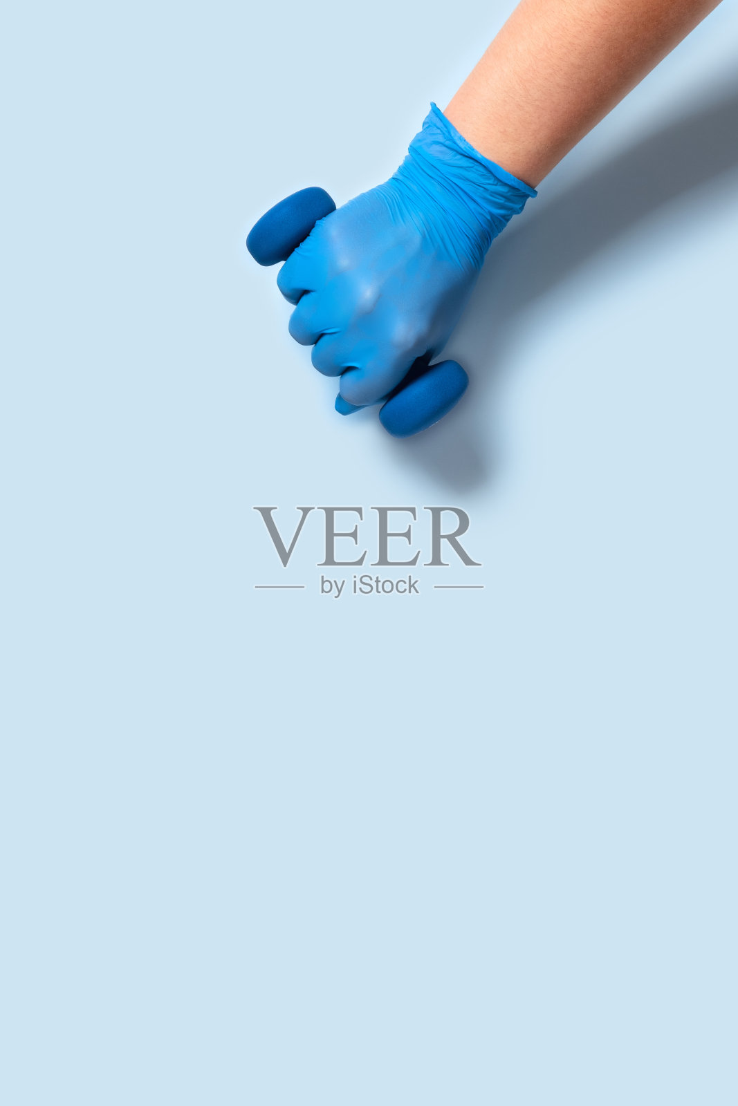 用手套握住哑铃照片摄影图片