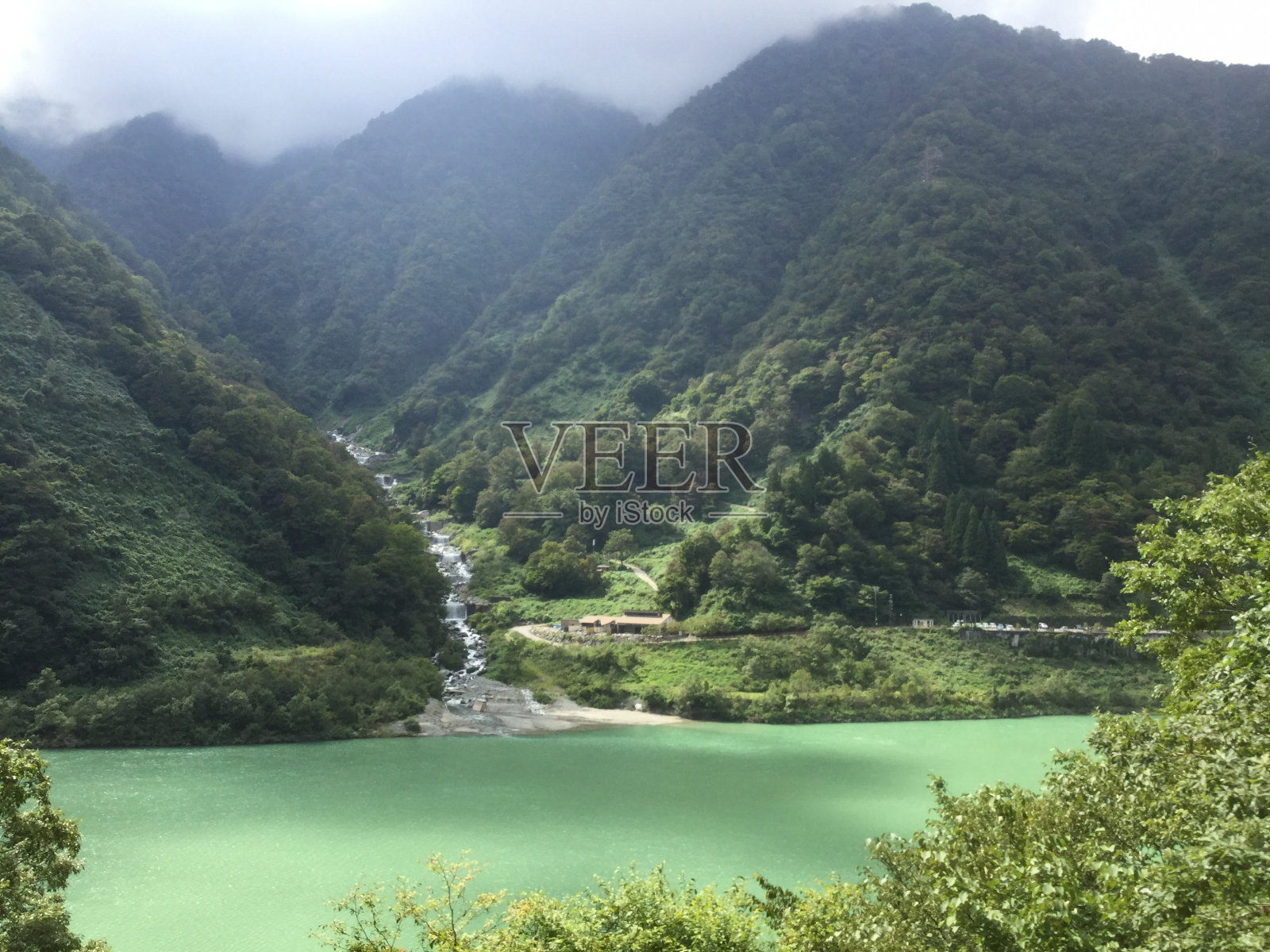 Kurobe峡谷Kurobe河沿岸的风景照片摄影图片