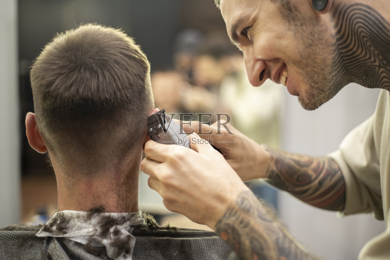 发型师使用电动剪发器理发照片摄影图片