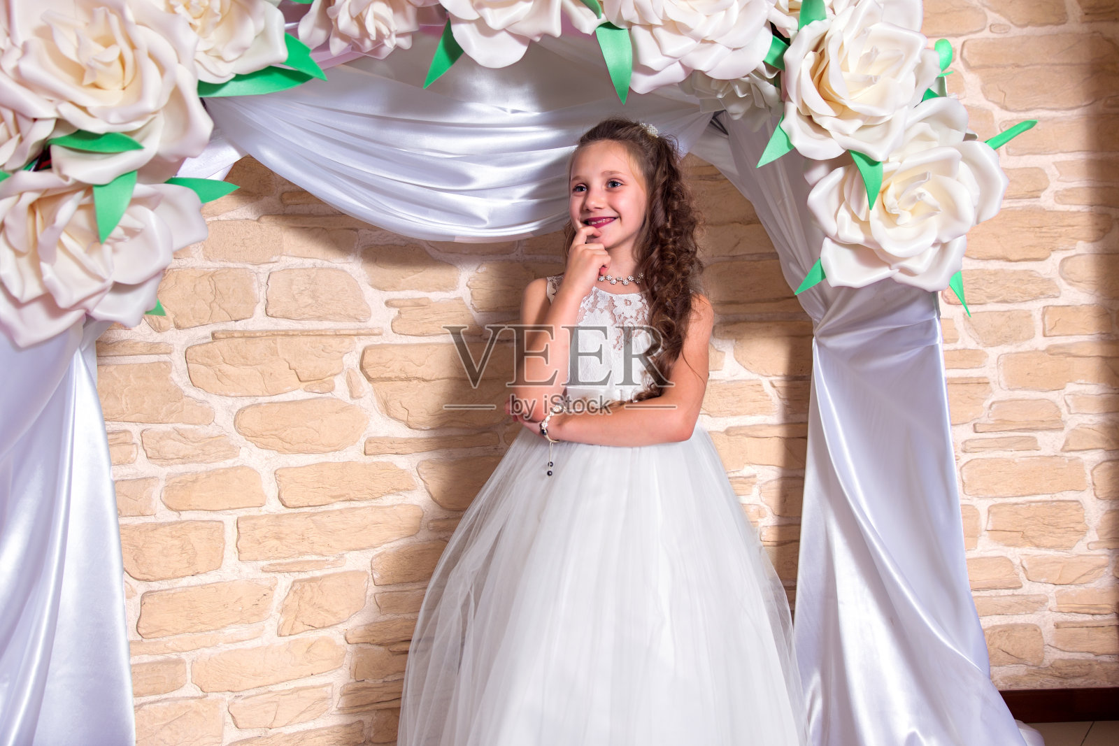 快乐女孩公主的肖像穿着白色的裙子照片摄影图片