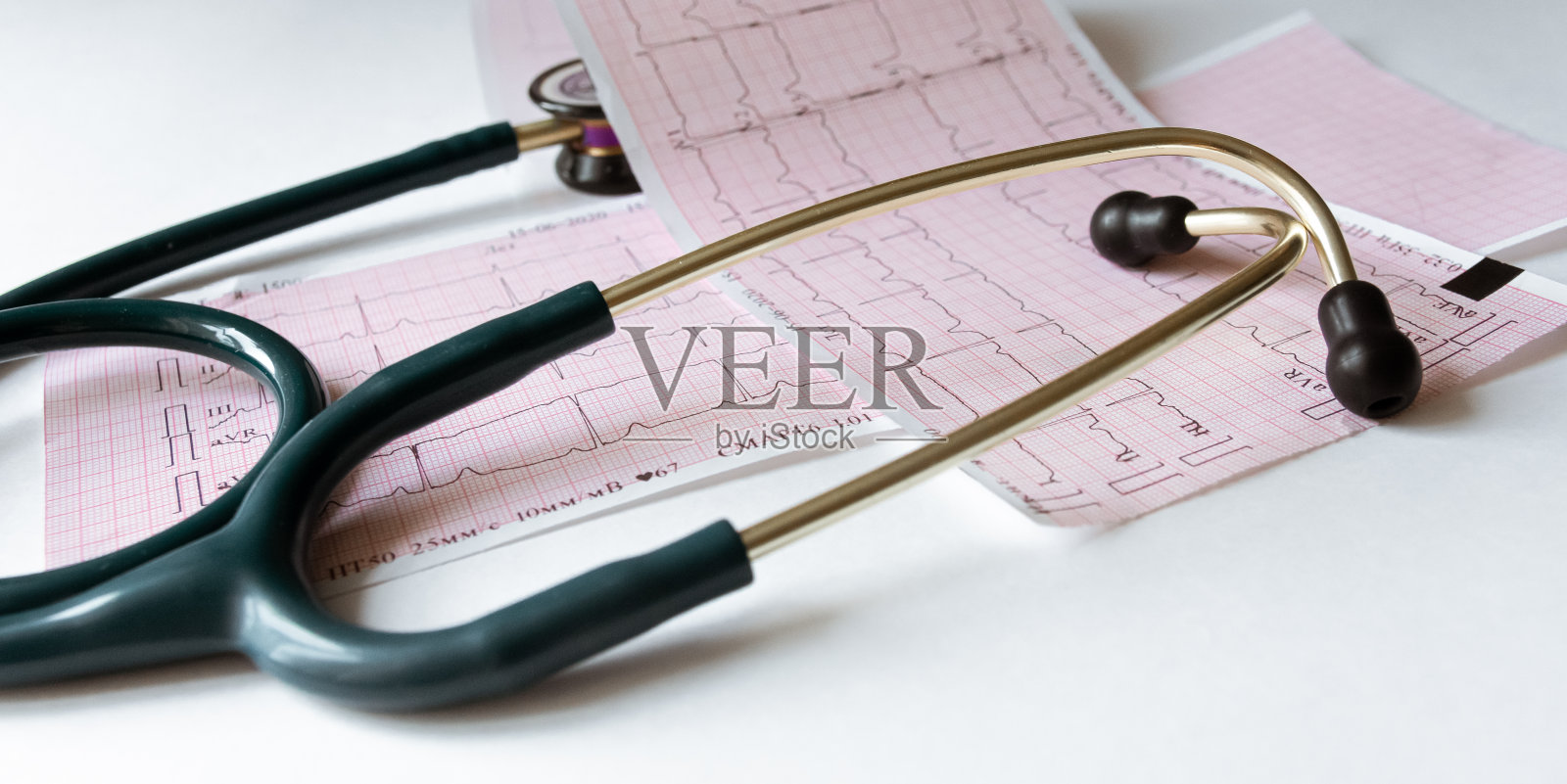 听诊器放在长长的心电图胶带上照片摄影图片