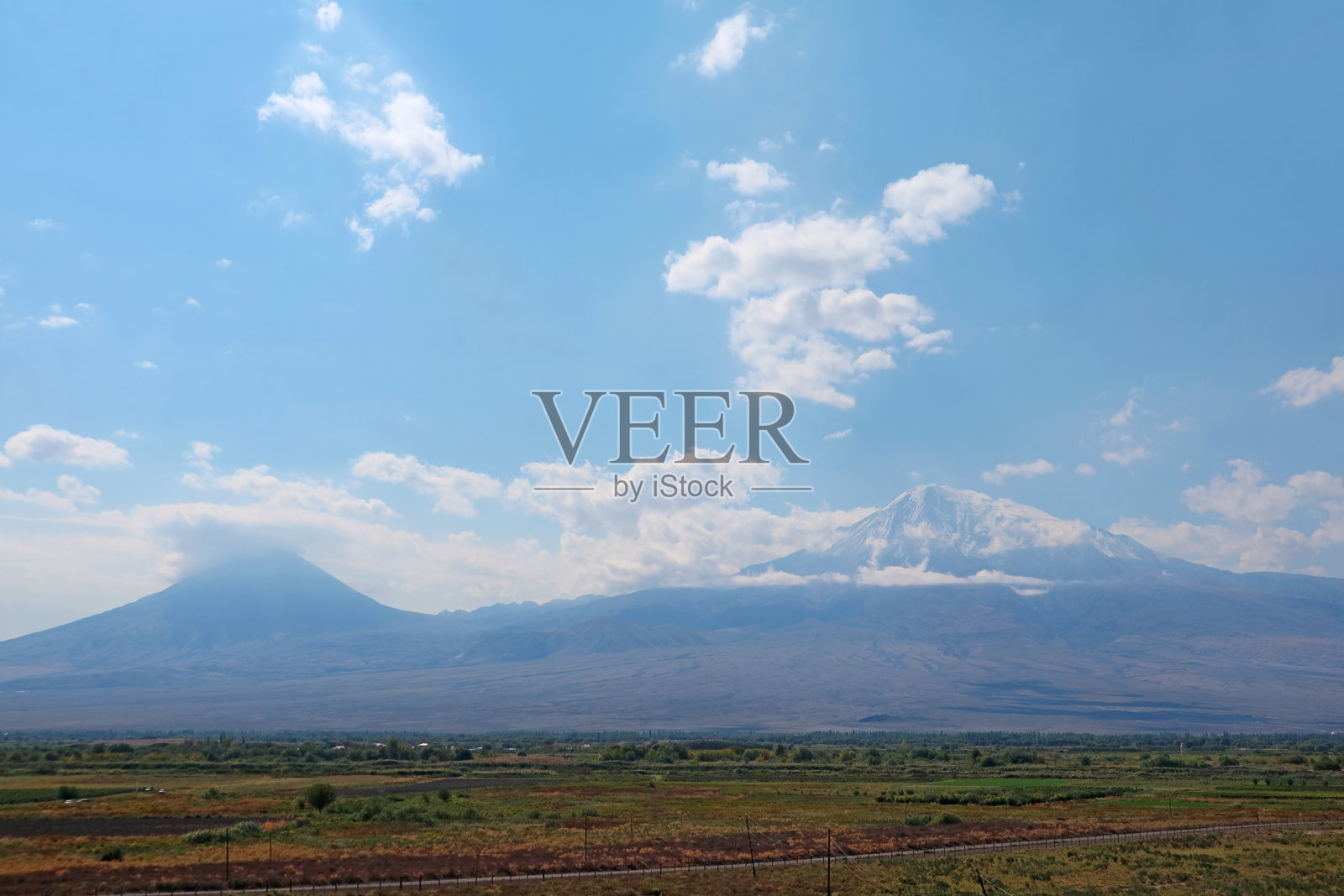 从亚美尼亚的阿塔沙特镇看到的阿拉拉特山,左边是小阿拉拉特山,右边是大阿拉拉特山照片摄影图片