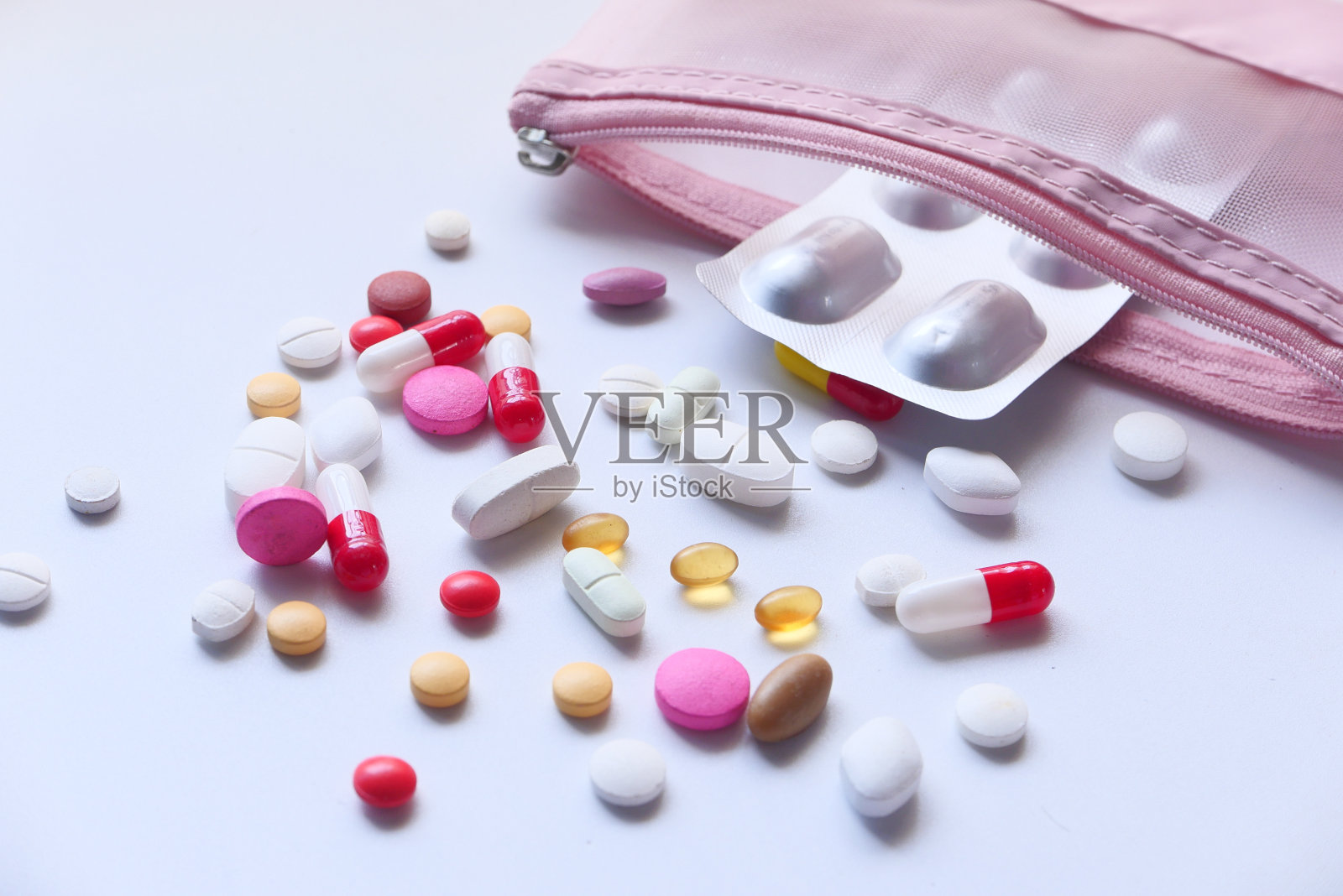 彩色药丸洒在白色背景上,特写照片摄影图片