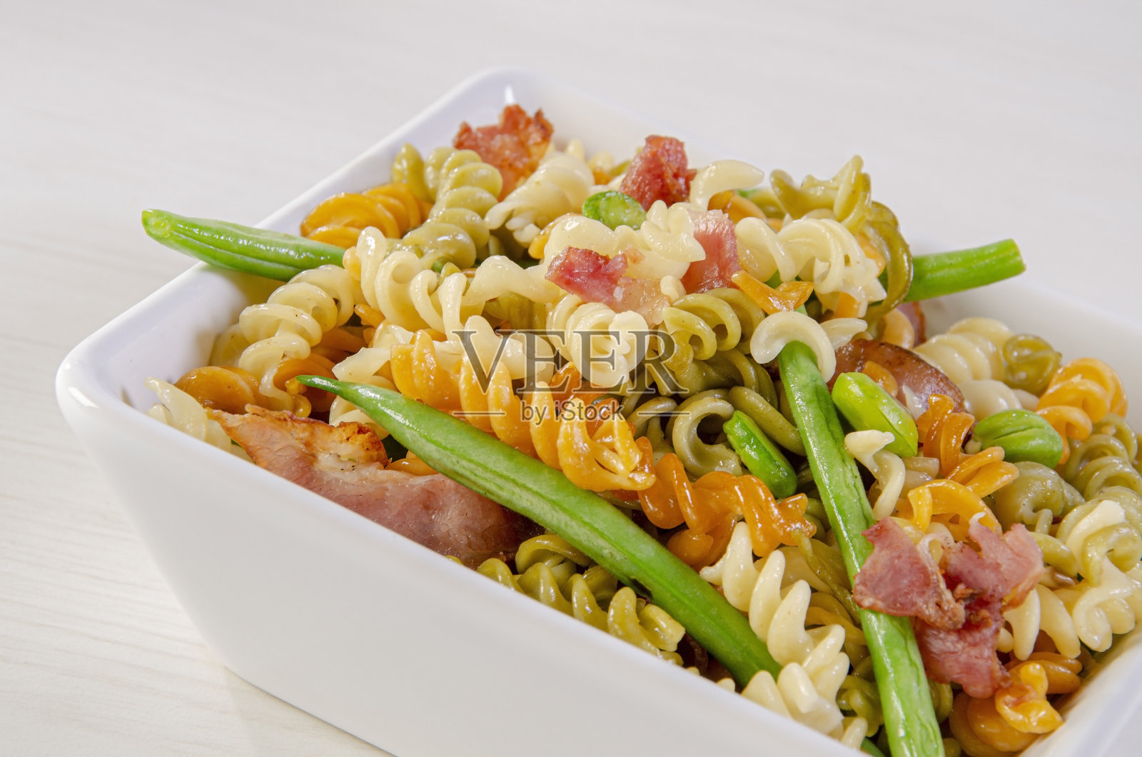 三色培根意大利面照片摄影图片