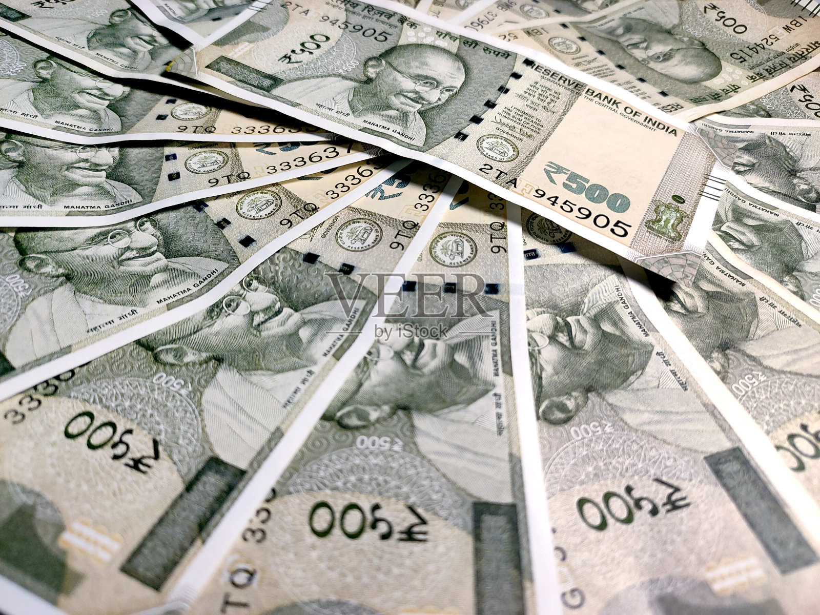 一组孤立在白色背景中的500卢比钞票照片摄影图片